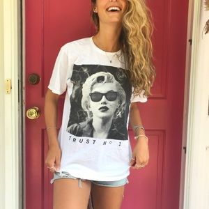 Marilyn Monroe smoking T-shirt
